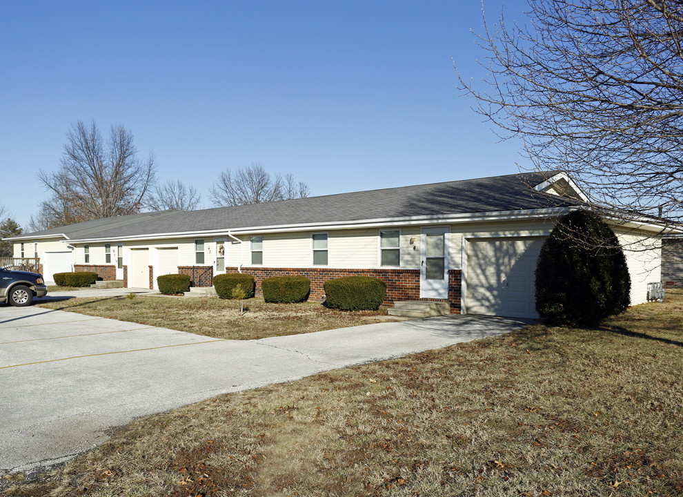 Meadowview Manor in Nixa, MO - Building Photo