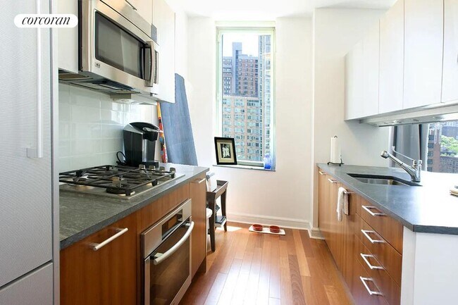 100 Riverside Blvd in New York, NY - Building Photo - Building Photo