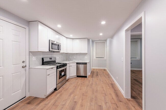 7327 N Honore St, Unit G B in Chicago, IL - Building Photo - Building Photo