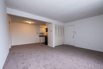 Elmwood Manor Apartments in Clawson, MI - Foto de edificio - Building Photo