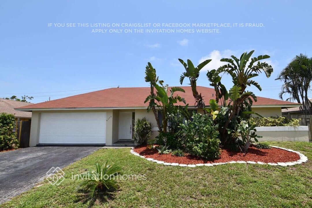 4998 NW 5th Ave in Boca Raton, FL - Foto de edificio