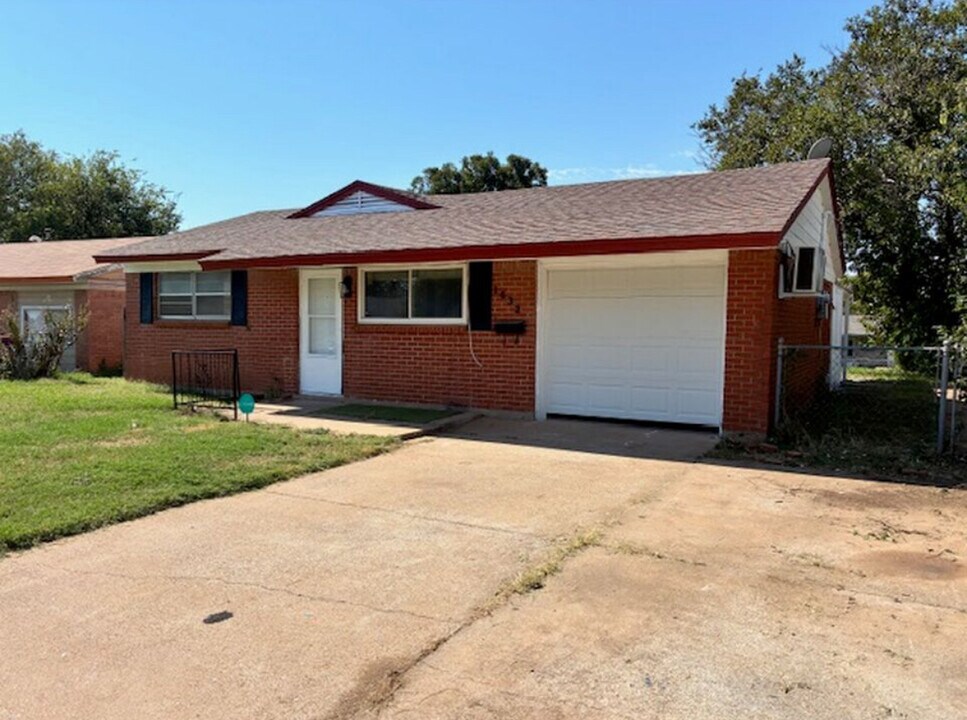 1632 Parkdale Dr in Wichita Falls, TX - Building Photo