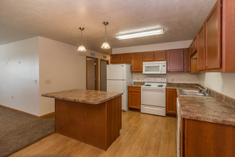 Bristol Court Apartments in Sioux Falls, SD - Building Photo - Building Photo