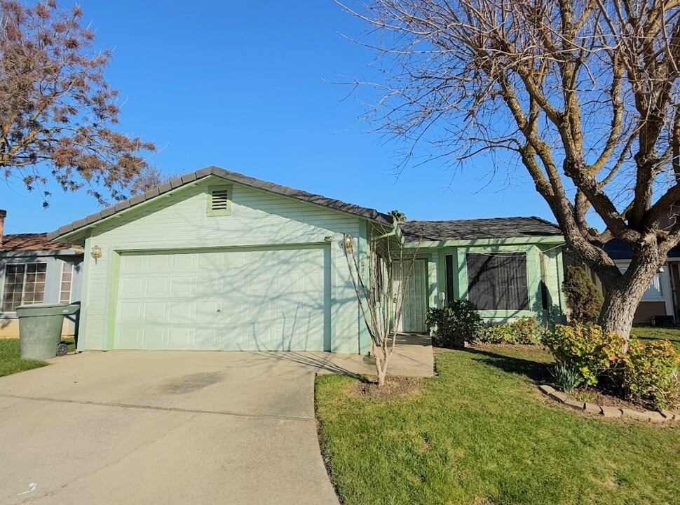 2992 Birmingham Ct in Merced, CA - Building Photo