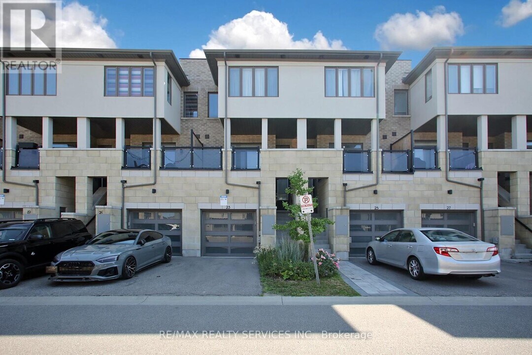 23-23 Donald Fleming Way in Whitby, ON - Building Photo