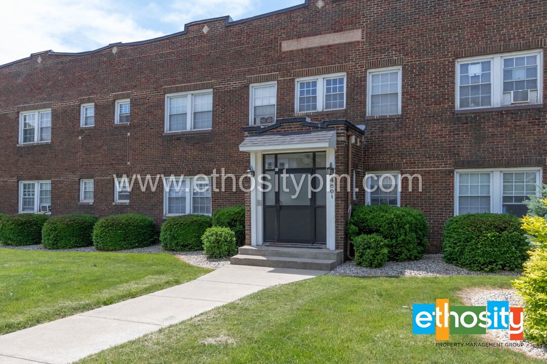 4815 E Washington St in Indianapolis, IN - Building Photo