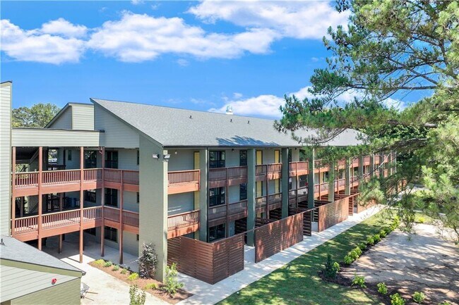 710 Jesse Jewell Pkwy SE in Gainesville, GA - Foto de edificio - Building Photo