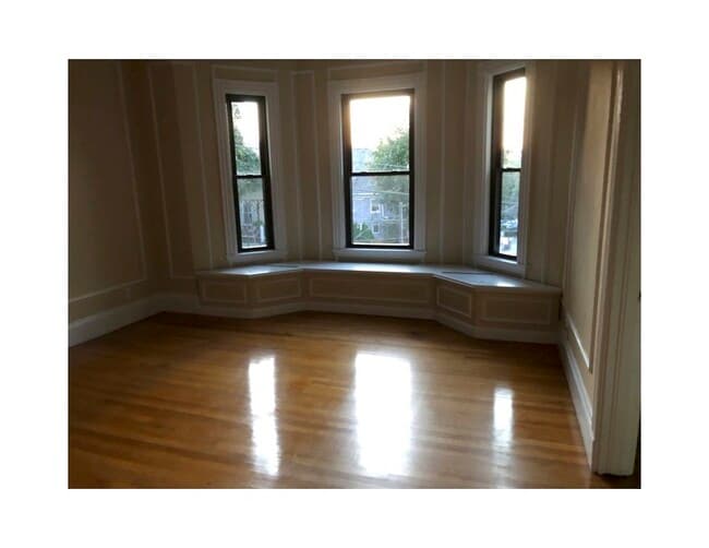 40 Rockview St, Unit 5 in Boston, MA - Foto de edificio - Building Photo