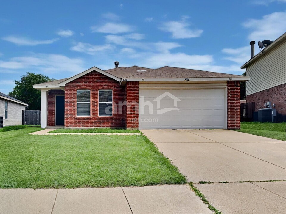 4217 Meadowknoll Dr in Fort Worth, TX - Building Photo