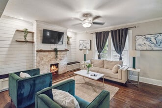 Room in House on Donnelly Ave SW in Atlanta, GA - Building Photo - Building Photo