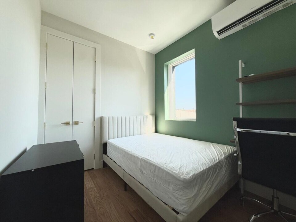 Furnished room/NOT APARTMENT in Brooklyn, NY - Building Photo