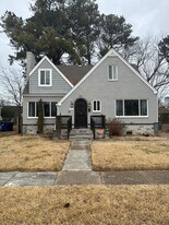 2808 Beachmont Ave in Norfolk, VA - Building Photo