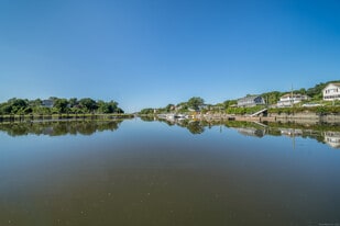 5 Shore Dr in Branford, CT - Building Photo