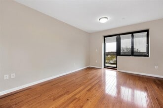 172-18 Jamaica Ave in Queens, NY - Building Photo - Building Photo