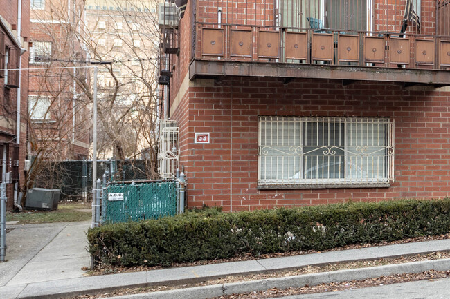 33 Taylor St in Brooklyn, NY - Foto de edificio - Building Photo