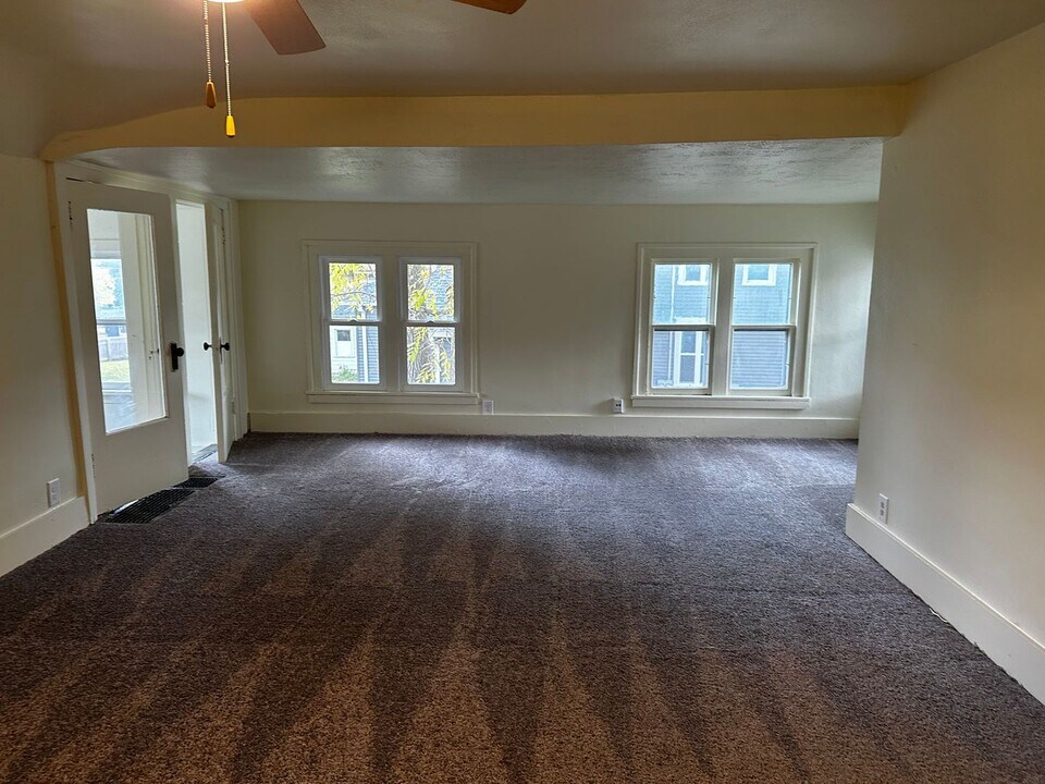 901 E Milwaukee St-Unit -903 - Upper in Janesville, WI - Building Photo