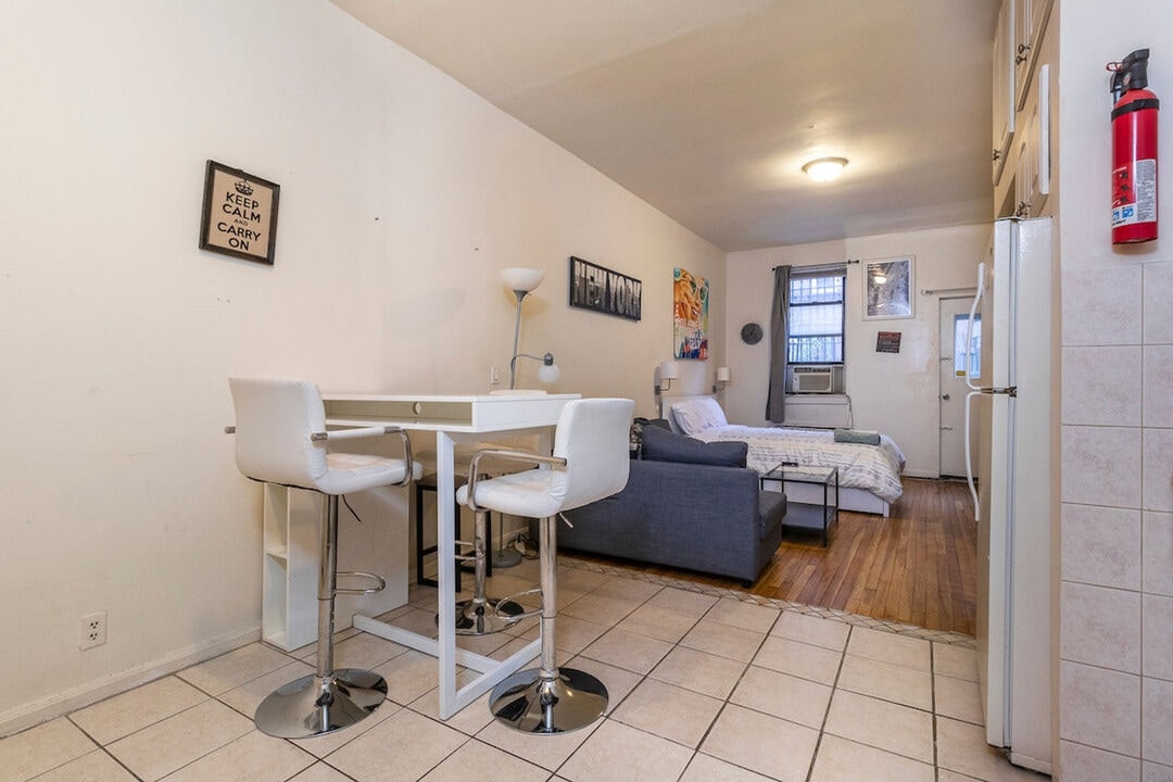 1540-1552-1552 1st Ave in New York, NY - Building Photo
