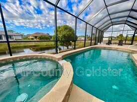 9 Medalist Way in Rotonda West, FL - Building Photo