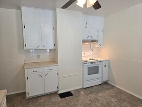 21 Oakwood St in East Hartford, CT - Building Photo - Building Photo