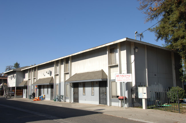 1971 Kelly Ave in Merced, CA - Foto de edificio - Building Photo