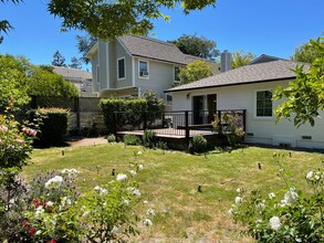 2061 Mills Ave in Menlo Park, CA - Foto de edificio - Building Photo