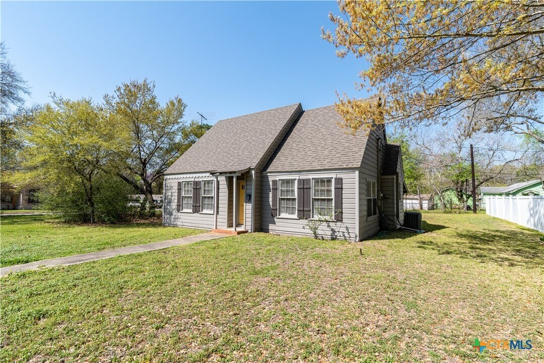 712 S Walnut Ave in Luling, TX - Building Photo