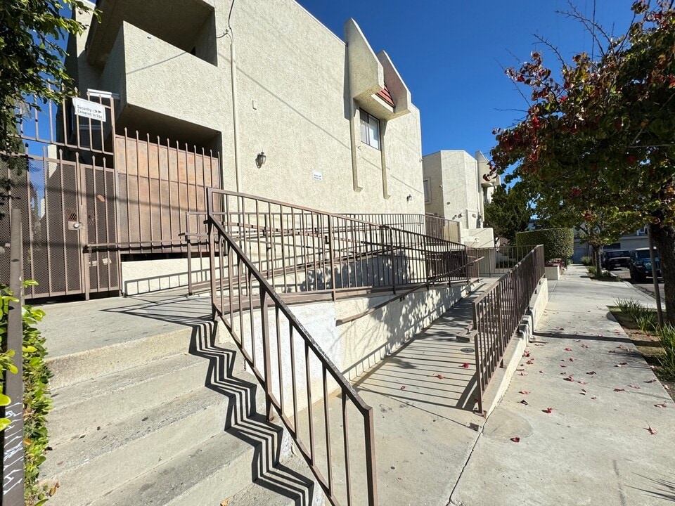 4633 Vermont Pl, Unit 209 in Los Angeles, CA - Building Photo