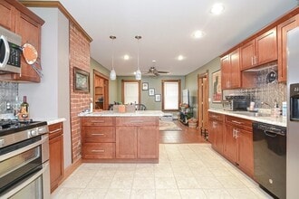 142 Washington St, Unit 1 in Gardner, MA - Foto de edificio - Building Photo