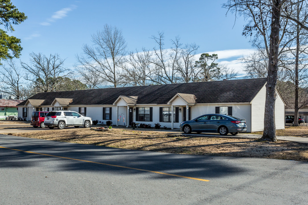 111 SW 3rd St in Bryant, AR - Building Photo