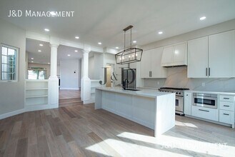 105 S Ditmar St in Oceanside, CA - Foto de edificio - Building Photo