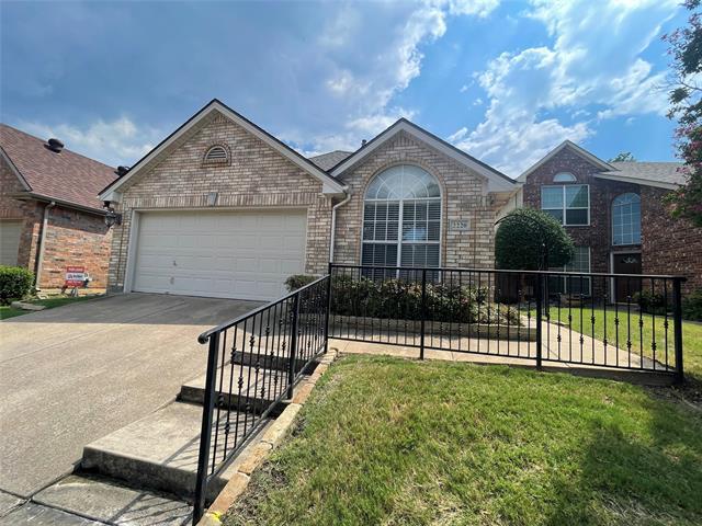 2220 Wembley Wood Ln in Bedford, TX - Building Photo