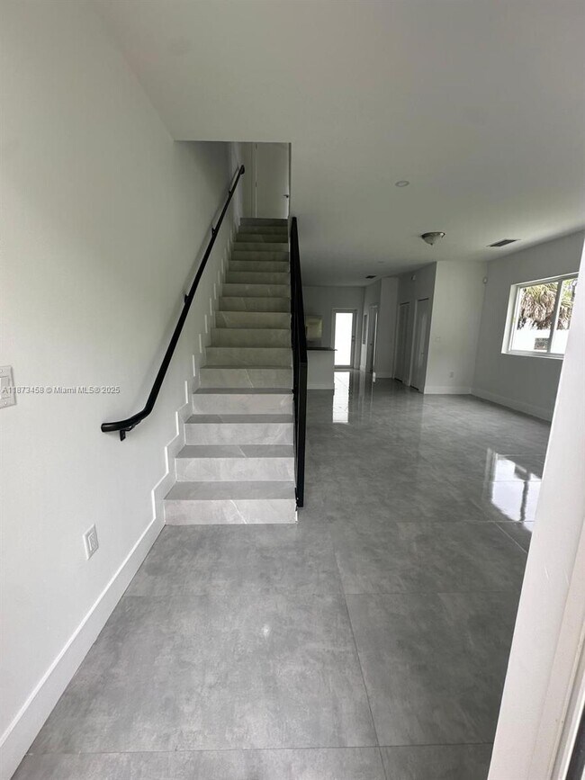 723 NW 19th Ave in Fort Lauderdale, FL - Foto de edificio - Building Photo