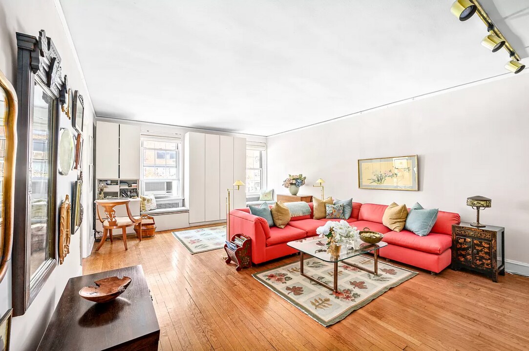 339 W 12th St in New York, NY - Building Photo