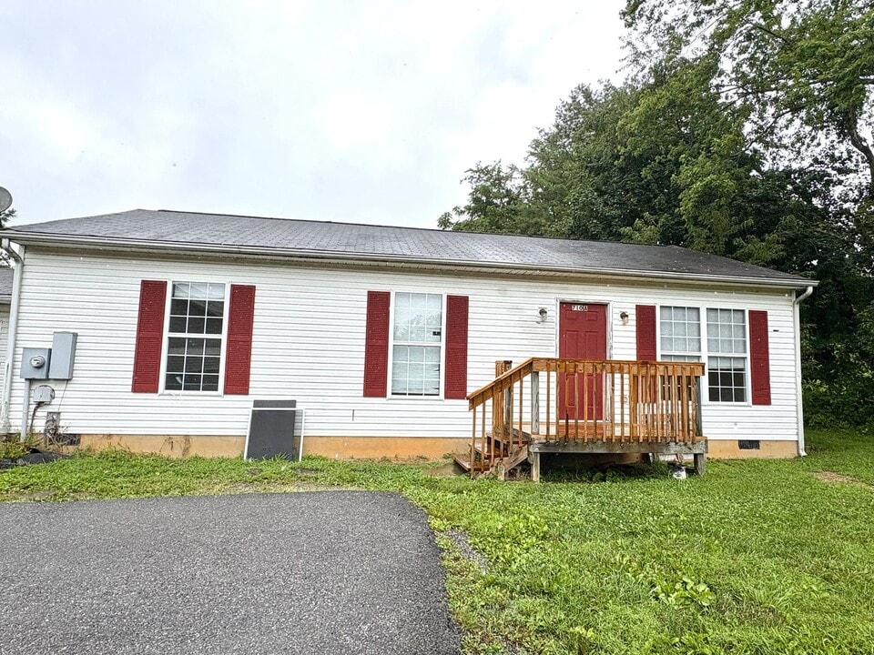 710-710A Roanoke St E in Blacksburg, VA - Building Photo