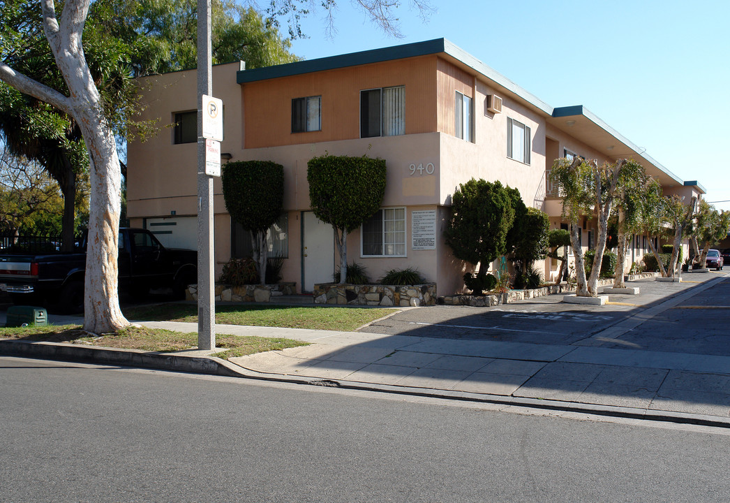 940 S Flower St in Inglewood, CA - Building Photo