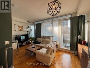 111 Elizabeth St in Toronto, ON - Building Photo - Building Photo