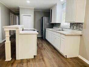 1504 N Rocky Way Dr in Florence, SC - Building Photo - Building Photo
