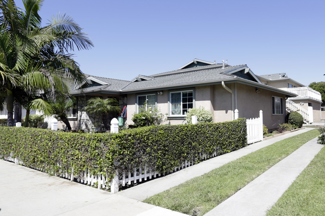 18532 Demion Ln in Huntington Beach, CA - Foto de edificio