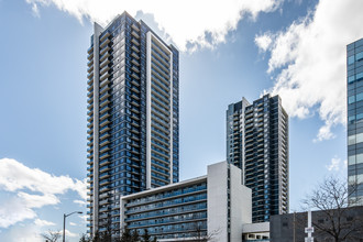 Centro Square Condos in Vaughan, ON - Building Photo - Building Photo