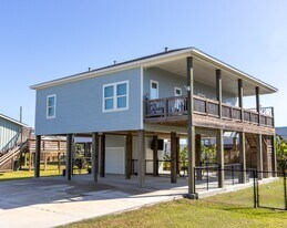16511 John Davis Rd in Jamaica Beach, TX - Building Photo
