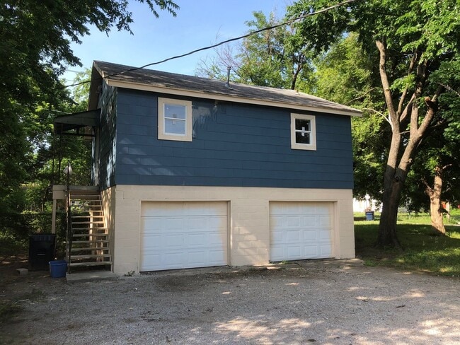 property at 725 W 12th St