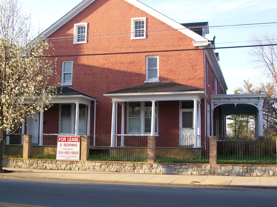 396-398 W Race St in Martinsburg, WV - Building Photo