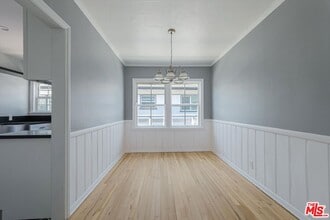 11683 Chandler Blvd in Los Angeles, CA - Building Photo - Building Photo