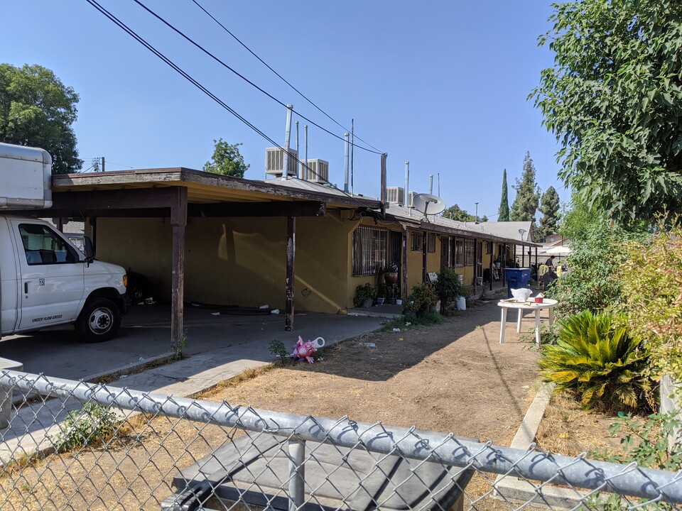 4521 E White Ave in Fresno, CA - Building Photo