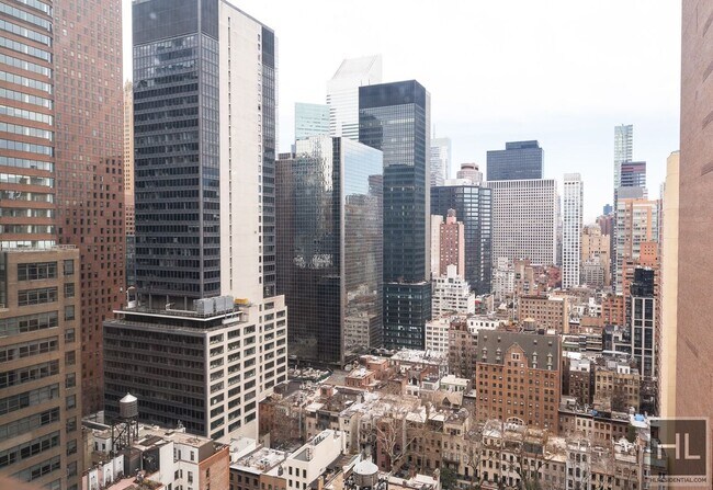 E 47TH ST, Unit 26D in New York, NY - Foto de edificio - Building Photo