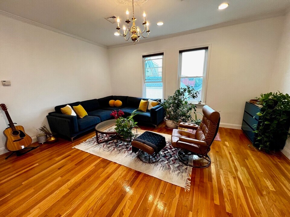 5 Austin St in Somerville, MA - Building Photo