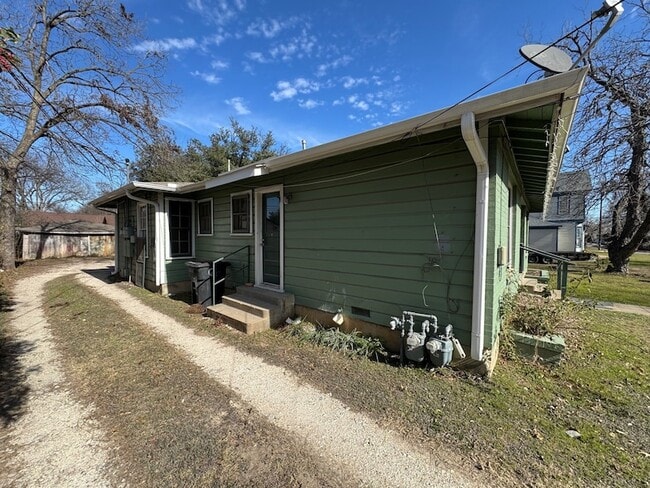 210 W Willingham St in Cleburne, TX - Foto de edificio - Building Photo