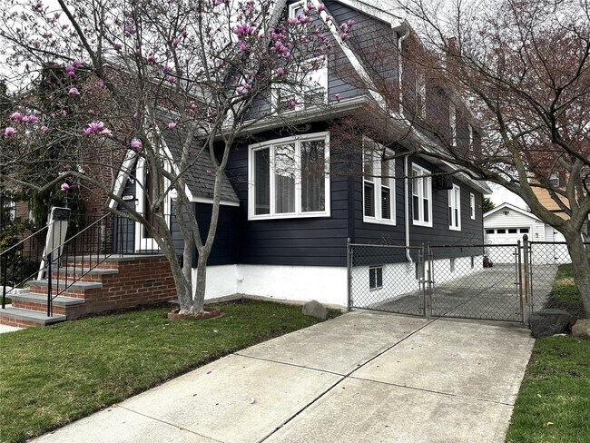 165-15 32nd Ave in Queens, NY - Building Photo - Building Photo