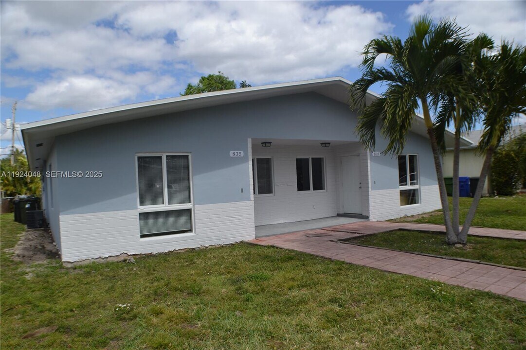 833 SW 14th St in Fort Lauderdale, FL - Building Photo