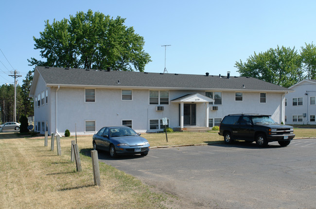 School Place Apartments in Elk River, MN - Foto de edificio - Building Photo